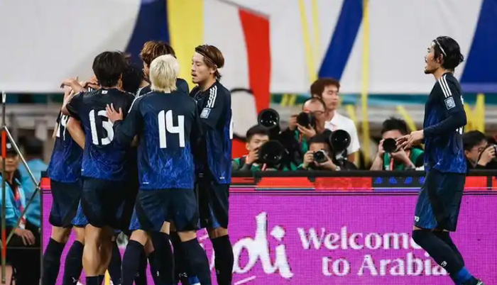 上海海港迎荷甲关键赛，窗口期外线爆发，震撼外界，阵容厚度经受考验的简单介绍