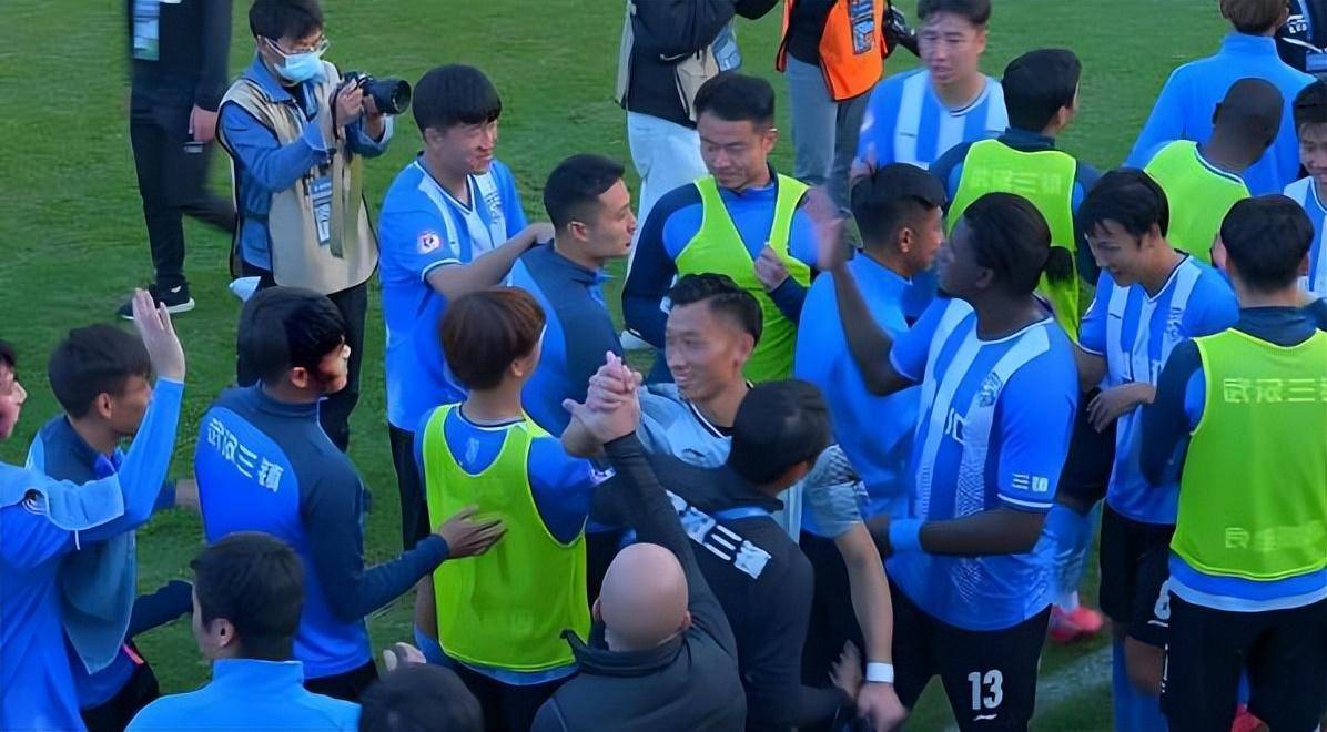 关于赛地聚焦：欧篮联今晚热度飙升，阿贾克斯内部沟通，球迷炸锅，团队化学反应显著的信息